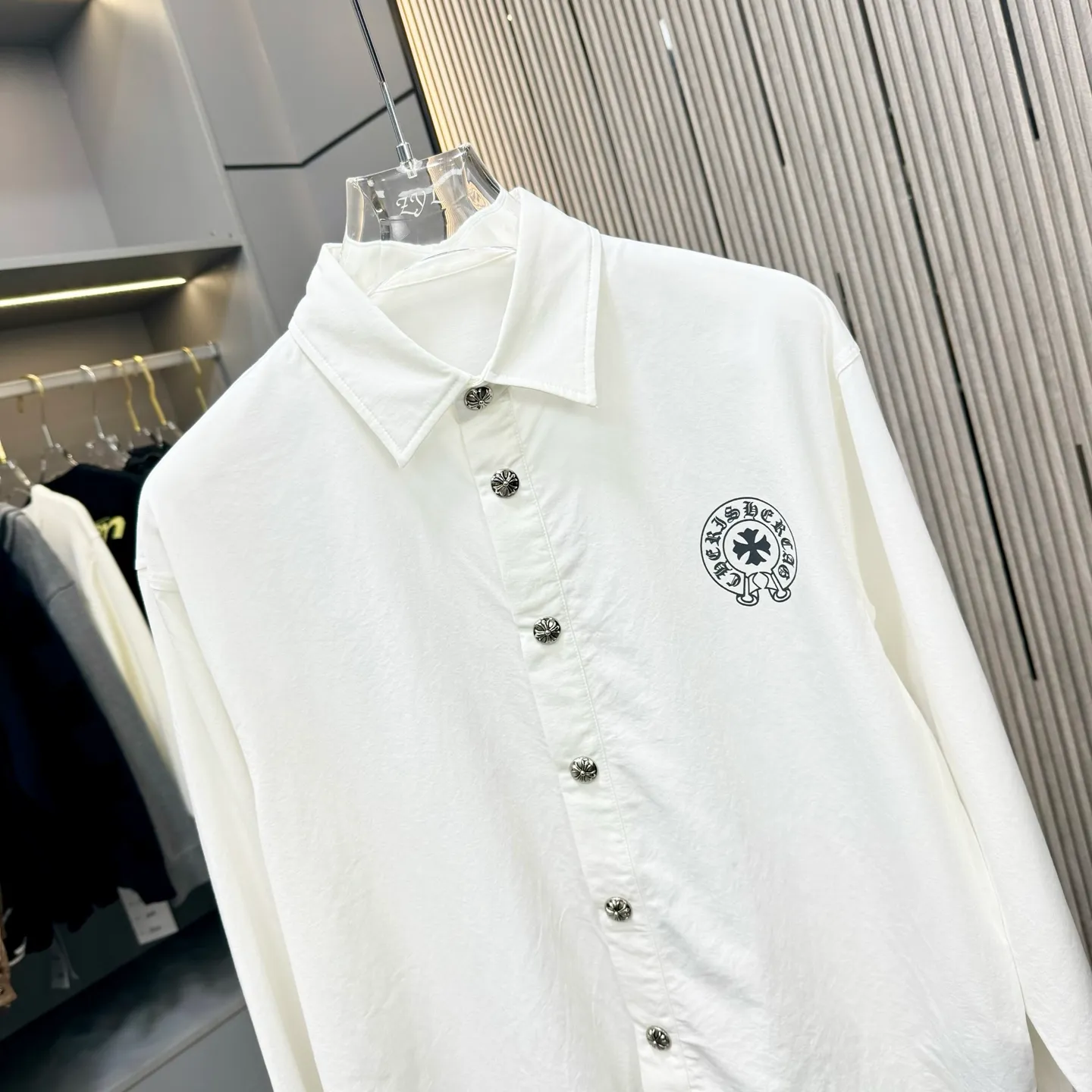 🅿️290 new arrival🆕 CH Crow Heart Horseshoe printing technology with hardware fasteners | Mid-length shirt jacket with lapel, horseshoe logo woven; letter logo buttons, the upper body effect is straight and stylish; cuff buttons are all cross buttons, and the inside is hemmed; noteworthy details are closed, the square mark on the hem must be a three-line motorcycle, not a flat machine sewing. One piece is overweight, this quality is only available in red Color: Black White Size: S-xxl